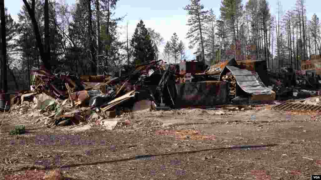 A building in Paradise burned by the fire remains, a reminder of the destructive force of the wildfire. (Elizabeth Lee/VOA News)