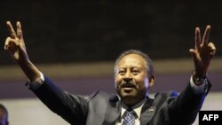 Le Premier ministre soudanais Abdalla Hamdok brandit le signe de la victoire lors d'une cérémonie marquant le premier anniversaire du soulèvement qui a renversé Omar el-Béchir, à Khartoum, le 25 décembre 2019.