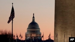 Gedung Capitol (tengah) tampak saat matahari terbit, di Capitol Hill, Washington, 18 Desember 2019. 