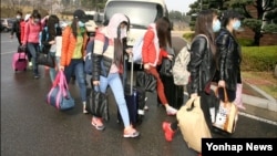 북한 해외식당에서 근무하는 종업원 13명이 집단 탈출해 한국에 입국했다고, 한국 통일부가 지난 4월 밝혔다.