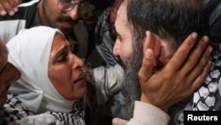 30 Ocak 2025 - Serbest bırakılan bir Filistinli mahkum, rehine-tutuklu takası ve Hamas ile İsrail arasında Gazze'de varılan ateşkes anlaşmasının bir parçası olarak İsrail hapishanesinden serbest bırakıldıktan sonra Gazze Şeridi'nin güneyindeki Han Yunus'ta karşılandı. 