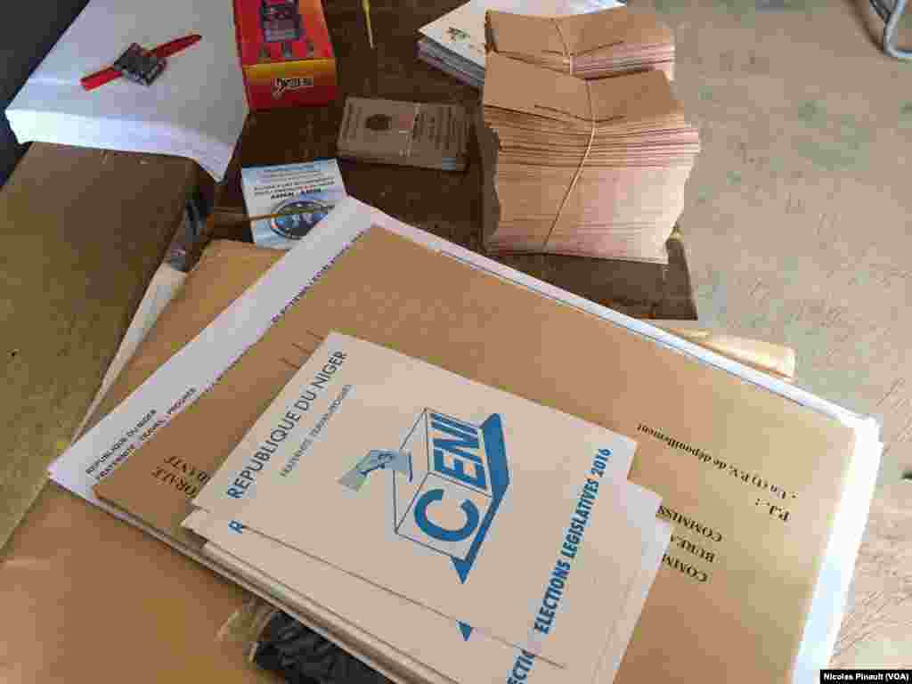 Le matériel électoral est prêt au bureau de vote de l'école Yantala Haut de Niamey, 21 février 2016 (VOA/Nicolas Pinault)