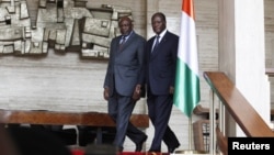 Perdana Menteri Sementara Mali Cheick Modibo Diarra (kiri) dan Presiden Pantai Gading Alassane Outtara di Istana Presiden Pantai Gading di Abidjan (Foto: dok). Diarra berada di Burkina Paso untuk dialog terkait konflik Mali Utara.