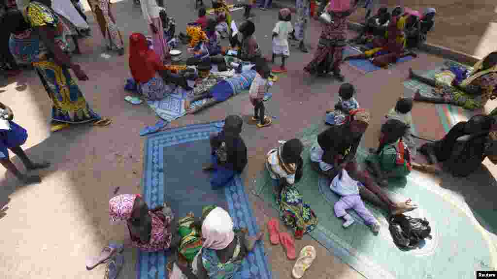 'Yan gudun hijira sandiyar hare-haren 'yan Boko Haram sun karban kayayyakin agaji da suka hada da abinci a sansanin 'yan gudun hijira a Yola.