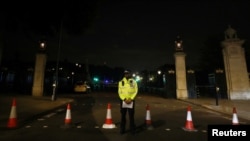 Un policier monte la garde après l’arrestation d’un homme portant un couteau à l'extérieur du palais de Buckingham à Londres, Grande-Bretagne, 25 août 2017.