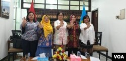 Perwakilan 5 lembaga negara yang memantau kekerasan di tahanan Indonesia saat menggelar konferensi pers di kantor Komnas HAM, Jakarta, Selasa (25/6) (foto: VOA/Sasmito).