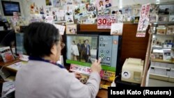 Fumiko Shirataki selects her photographs for printing
