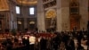 Más de 60.000 fieles presentan sus respetos a Benedicto XVI