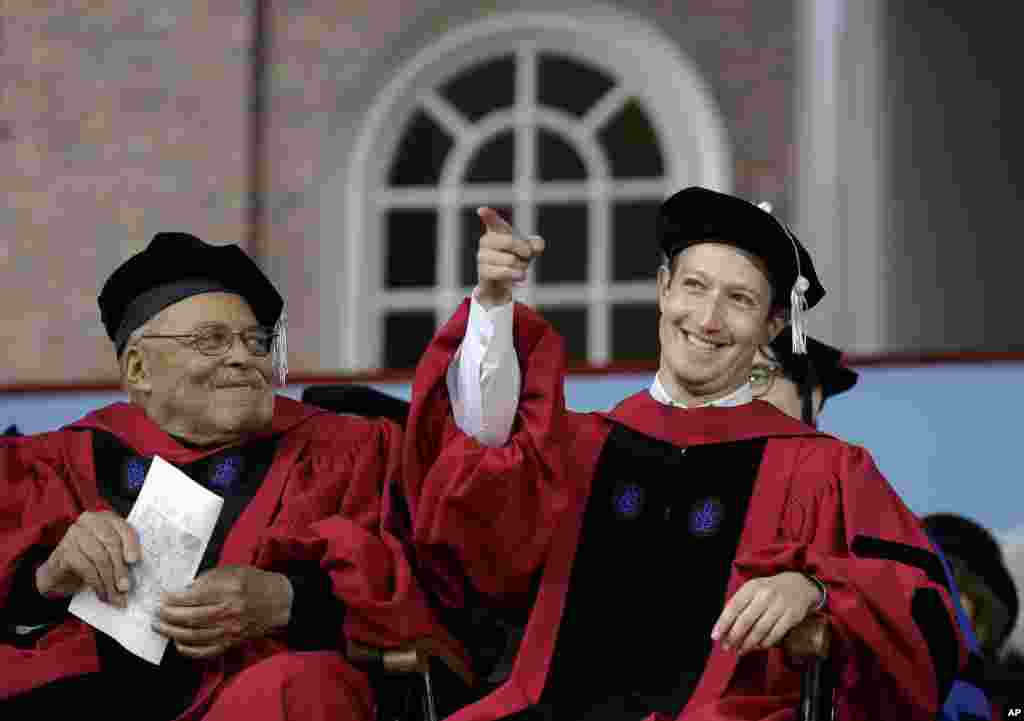 CEO Facebook Mark Zuckerberg (kanan) dan aktor James Earl Jones, menghadiri acara wisuda di Universitas Harvard di Cambridge, Massachusetts. Zuckerberg - dropout dari Harvard - mendapatkan gelar Doctor Honoris Causa bidang Hukum dari almamaternya.