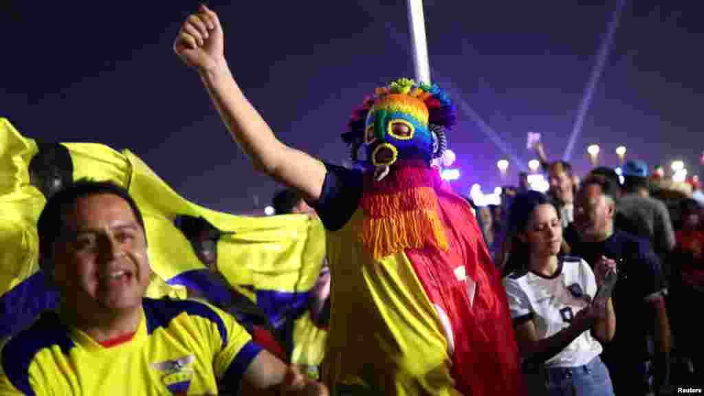 Fanatik Foutbòl nan Festival Ouveti Mondyal FIFA a nan Pak Al Bidda, Doha, Qatar, 19 Nov. 2022.