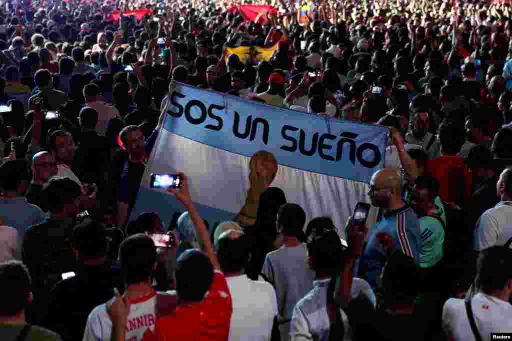 Fanatik Foutbòl nan Festival Ouveti Mondyal FIFA a nan Pak Al Bidda, Doha, Qatar, 19 Nov. 2022.