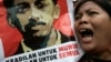 Seorang pengunjuk rasa meneriakkan slogan-slogan sambil memegang poster Munir Said Thalib selama demonstrasi di luar kantor Badan Intelijen Nasional (BIN) di Jakarta 7 September 2007,. (Foto: REUTERS/Dadang Tri)