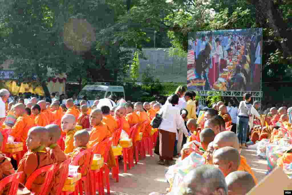 ទិដ្ឋភាពទូទៅនៅមុខប្រាសាទអង្គរវត្ត ដែលបង្ហាញអំពីការរៀបចំកម្មវិធីបួងសួងសុំសេចក្តីសុខដល់កម្ពុជា, នៅទីក្រុងសៀមរាប ខេត្តសៀមរាប ប្រទេសកម្ពុជា កាលពីថ្ងៃទី២ ខែធ្នូ ឆ្នាំ២០១៧ ។ (ខាន់ សុគុំមនោ/VOA) 