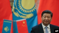 Presiden China Xi Jinping menghadiri upacara penandatanganan dengan Presiden Kazakhstan Nursultan Nazarbayev, di Aula Besar Rakyat, Senin, 31 Agustus 2015 di Beijing, China. (Lintao Zhang melalui AP)