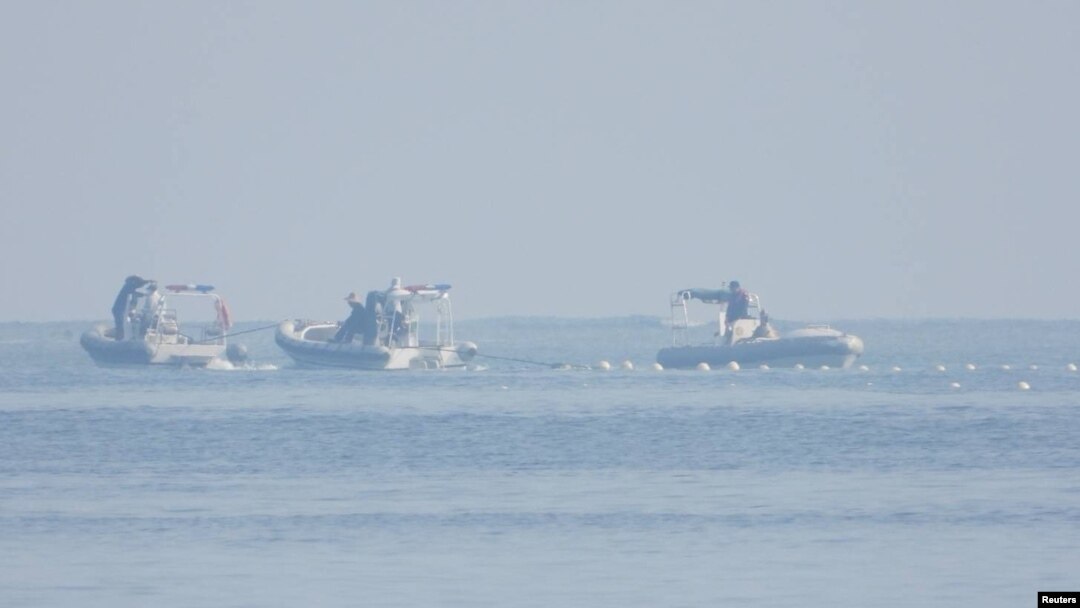 菲律賓海岸防衛隊9月24日發布的照片​​顯示，中國海警船9月20日在浮標旁