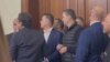 Deputetë të opozitës duke bllokuar hyrjen për në sallën ku do zhvillohej Konferenca e Kryetarëve
