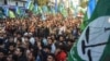 Para pendukung partai Jamaat-e-Islami (JI) melakukan protes di luar kantor KPU di Karachi, di tengah klaim kecurangan penghitungan suara pemilu Pakistan. 