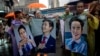 Pengunjuk rasa pro-demokrasi mengangkat foto pemimpin Partai Bergerak Maju Pita Limjaroenrat selama demonstrasi di Bangkok pada 23 Juli 2023 setelah parlemen Thailand memblokir pencalonan perdana menteri dari pemimpin partai Pita Limjaroenrat. (Foto: AFP/Jack TAYLOR)