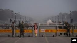 ILUSTRASI - Seorang warga menunjukkan kartu identitasnya saat melintasi barikade polisi menjelang parade Hari Republik di New Delhi, 23 Januari 2024. (AP/Altaf Qadri). India memperketat keamanan di perbatasan Punjab dan Haryana, Senin (12/2) menjelang aksi demo para petani.