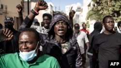 La police a fait usage de gaz lacrymogènes pour disperser les manifestants opposés au report de la présidentielle sénégalaise.