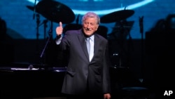 Tony Bennett se presenta en el escenario del 17º concierto de gala anual "A Great Night In Harlem" de la Jazz Foundation of America en el Teatro Apollo el jueves 4 de abril de 2019 en Nueva York. (Foto de Brad Barket/Invision/AP)