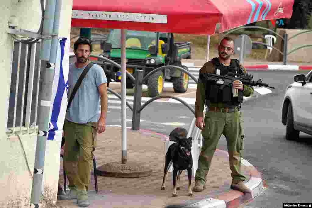 Dos soldados montan guardia en la entrada del kibutz Dafna, en el norte de Israel, muy cerca de la frontera con Líbano, el 31 de octubre de 2023