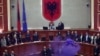 Shqipëri, kaos dhe tymuese në sallën e parlamentit