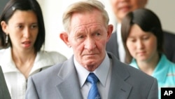 Bivši dezerter američke vojske u Sjevernu Koreju, Charles Jenkins, sa svojim kćerima Mikom, pozadi lijevo, i Brindom na međunarodnom aerodromu Narita, Japan, 14. juna 2005.