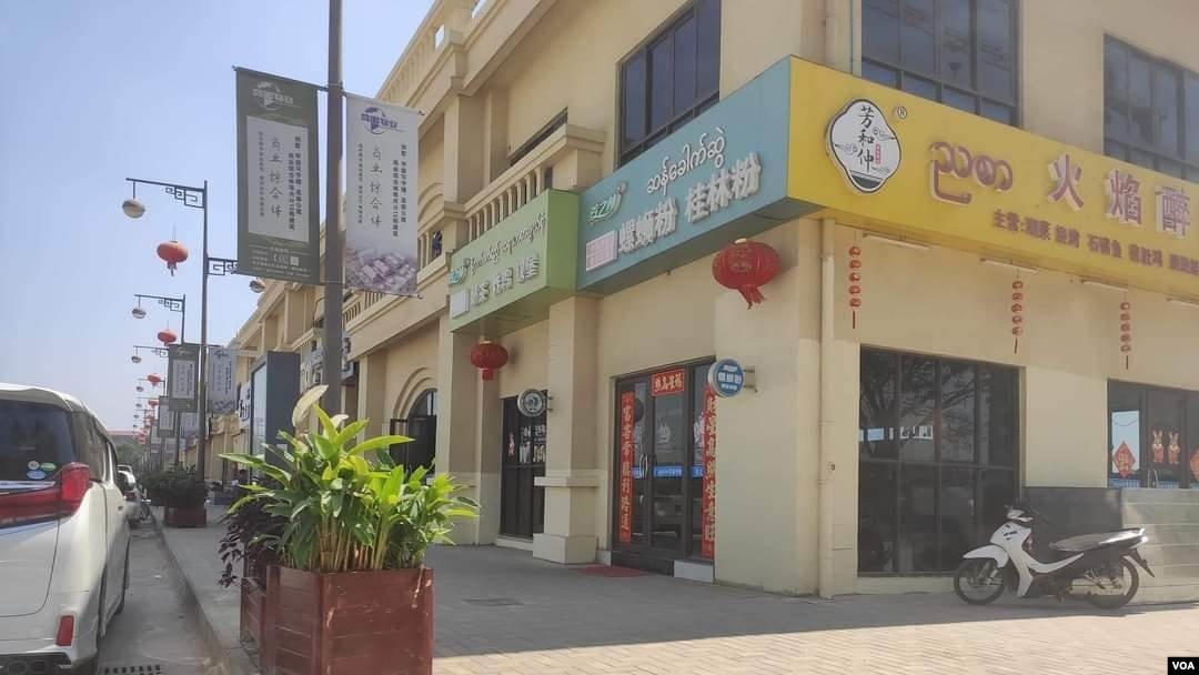 မြဝတီ၊ ရွှေကုက္ကိုလ်မြို့သစ်မှာ တရုတ်-မြန်မာ နှစ်ဘာသာနဲ့ရေးထားတဲ့ တရုတ်စားသောက်ဆိုင်တွေကိုတွေ့ရစဥ်။ (VOA Burmese)