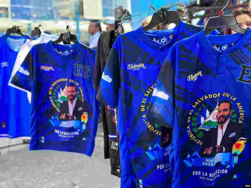 Camisetas de Nayib Bukele se venden a un costo de 15 dólares.