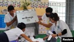Petugas pemilu menghitung surat suara di TPS pada hari pemilihan umum Kamboja, di Phnom Penh, Kamboja, 23 Juli 2023. (Foto: REUTERS/Cindy Liu)

