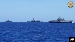 필리핀군이 제공한 사진. 왼쪽부터 호주 해군 함정 HMAS Warramunga, 일본 해상자위대 JS Akebono, 미국 해군 함정 USS Mobile(LCD-26).