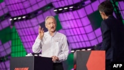 El psicólogo cognitivo y científico informático británico-canadiense Geoffrey Hinton habla con el periodista tecnológico y director ejecutivo de The Atlantic, Nick Thompson, a la derecha, durante la Conferencia Collision Tech en Toronto, el 28 de junio de 2023.