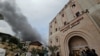 FILE - Asap mengepul menyusul serangan Israel di dekat Rumah Sakit Indonesia yang kehabisan bahan bakar dan listrik, di Jalur Gaza utara, 12 November 2023. (REUTERS/Anas al-Shareef)