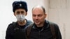 Tokoh oposisi Rusia Vladimir Kara-Murza Jr digiring menuju ruang persidangan untuk menghadiri sidang kasus yang menimpanya di pengadilan di Moskow, pada 8 Februari 2023. (Foto: AP)