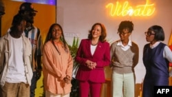 Mwanzilishi wa studio ya kurekodia kwa ajili ya wasanii chipukizi ya Vibrate Space iliyopo Accra, Sandy Alibo (katikati-kulia) akimkaribisha makamu wa rais wa Marekani Kamala Harris alipoitembelea studio hiyo Machi 27, 2023. Picha na Nipah Dennis / AFP. 