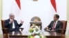 Dalam pertemuannya dengan CEO Apple Tim Cook di Istana Presiden , Jakarta, Rabu (17/4) Presiden Jokowi meminta agar Apple membangun Pabrik di Indonesia (biro setpres)
