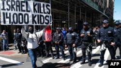 Sejumlah polisi berjaga di pintu masuk Universitas Columbia di New York saat protes pro-Palestina berlangsung di kampus tersebut pada 22 April 2024. (Foto: AFP/Charly Triballeau)