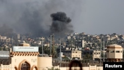 Asap mengepul setelah serangan udara Israel, di tengah konflik yang sedang berlangsung antara Israel dan Hamas, di Khan Younis, selatan Jalur Gaza, 9 Desember 2023. (Foto: REUTERS/Ibraheem Abu Mustafa)
