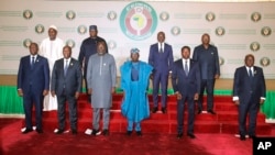 Des dirigeants ouest-africains, avant le début de la réunion de la CEDEAO, à Abuja, au Nigeria, le samedi 24 février 2024. (Photo AP/Gbemiga Olamikan)