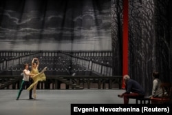 FILE - Principal dancers of the Bolshoi Theatre Eleonora Sevenard and Artem Ovcharenko with ballet masters-repetiteurs Maria Allash and Victor Barykin take part in a rehearsal in Moscow, Russia April 19, 2023. (REUTERS/Evgenia Novozhenina)