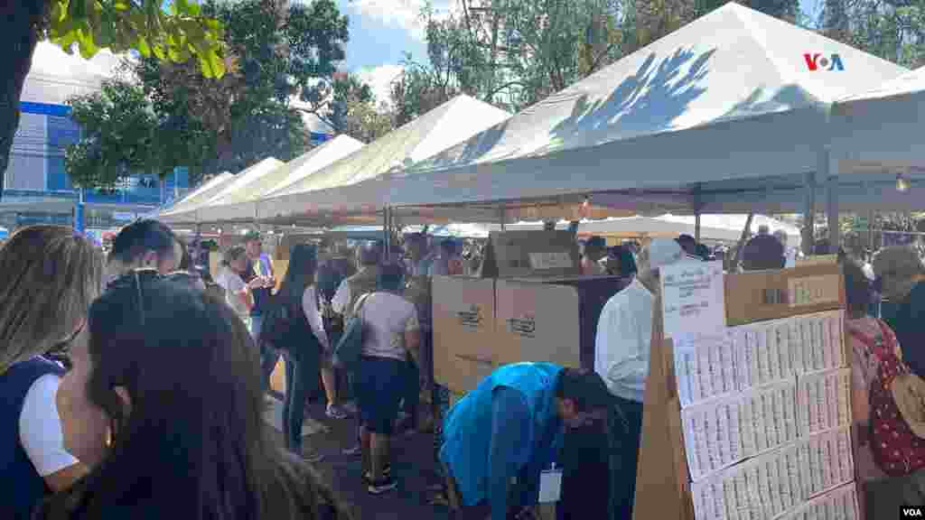 Salvadoreños salen a votar en San Salvador, frente a estadio Mágico González. 