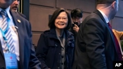 차이잉원 타이완 총통이 29일 임시 숙소인 뉴욕의 호텔을 나서고 있다.