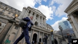 Seorang pria berjalan melintas di depan gedung Bank of England di London, 11 Mei 2023. (Foto: Frank Augstein/AP Photo)
