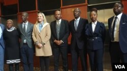 Amalunga ekhomithi yemidlelo yenguqu eyeNormalization Committee, umphathintambo wezemidlalo uKirsty Coventry labanye abaphethe ezenguqu ngesikhathi kuvezwa ikhomithi entsaha yinhlanganiso yeFIFA. (VOA)