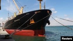Kapal kargo curah berbendera Yunani Sea Champion berlabuh di Pelabuhan Aden, Yaman, di mana kapal tersebut tiba setelah diserang di Laut Merah oleh milisi Houthi, 21 Februari 2024. (Foto: Reuters)