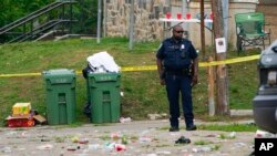 Yon polisye kanpe nan zon kote yon fiziyad fet nan vil Baltimore, Maryland Dimanch 2 Jiye, 2023. 