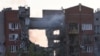 Seorang petugas pemadam kebakaran sedang memadamkan api di sebuah apartemen yang terkena serangan rudal Rusia di Kota Dnipro, Ukraina, Jumat, 28 Juni 2024. (Foto: Mykola Synelnykov/Reuters)