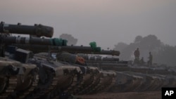 Solda Izrayelyen kanpe sou yon tank tou pre fwontye Izrayel Gaza a nan sid peyi Izrayel, Lendi 1 Janvye 2024.