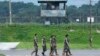 Beberapa tentara Korea Selatan melewati pos penjagaan militer di Paviliun Imjingak di Paju, Korea Selatan, dekat perbatasan dengan Korea Utara, Rabu, 19 Juli 2023 (foto: ilustrasi). 